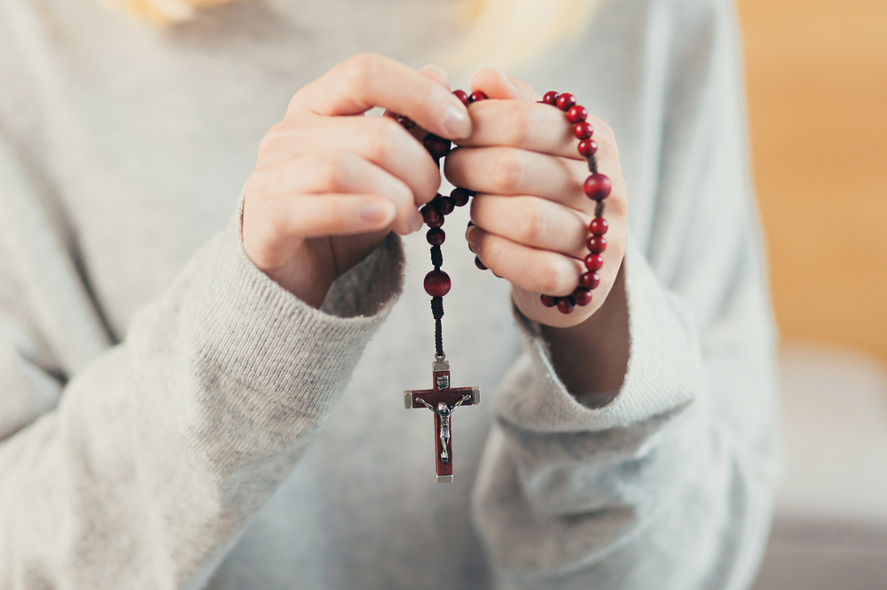 Rosenkranz beten / iStock/VORONA, Liubomyr Vorona Rosenkranz beten