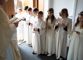 die Kinder sind bereit für den Einzug vom Pfarrheim in die Kirche