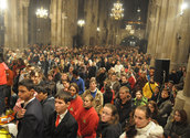 Feiernde Menschen im Stephansdom / kathbild.at/rupprecht