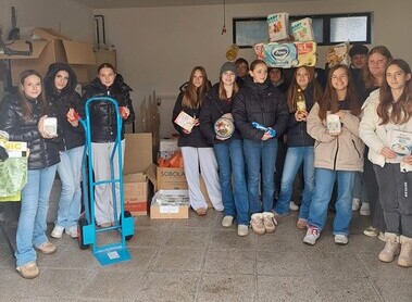 SchülerInnen mit den gesammelten Hilfgütern / Magdalena Zentner-Rainer Pfarre Harmannsdorf - 10. 12. 25