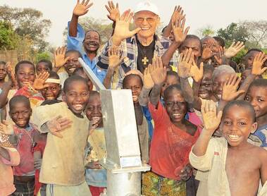 Salesianer-Missionar P. Kiesling feiert 90er im Kongo