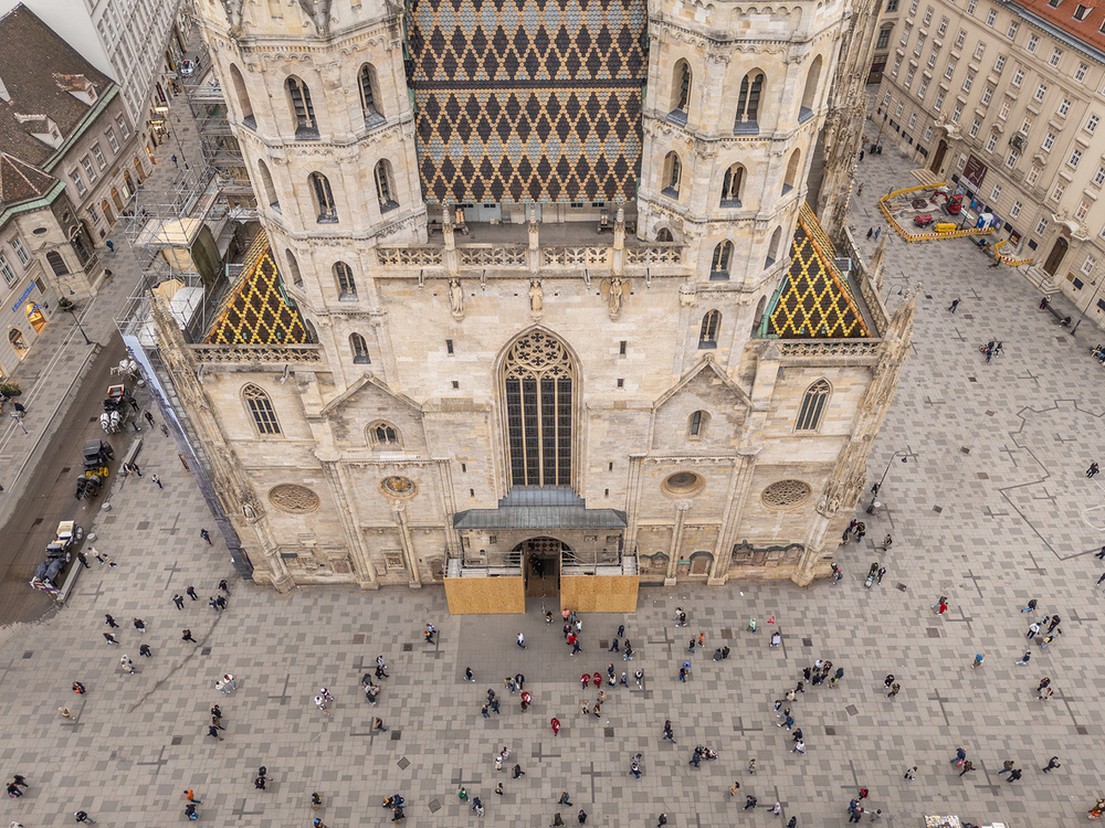 Blick auf den Stephansdom, Seiten Riesentor. / iStock/Dirk Van Geel Blick auf den Stephansdom, Seiten Riesentor.