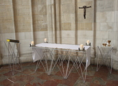 Altar groß mit Altarstein, Altartuch und Kantenleiste, LED-Kerze mit Glasteller und Kerzenständer, Ambo mit APG-Evangeliar (Evangeliar nicht entlehnbar), Hoher Tisch (50x50), Glas-Kannen 23 cm