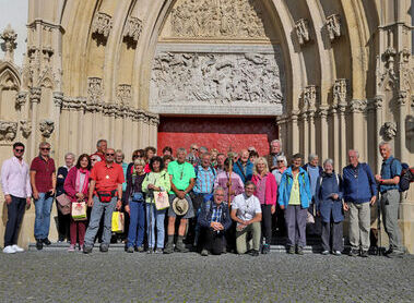 Wallfahrt nach Mariazell / Rochus Hetzendorfer Wallfahrer vor der Basilika