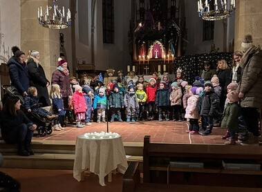 KDG eröffnet den Harmannsdorfer Adventkalender / Bgm. Alexander Raicher Pfarre Harmannsdorf - 1. 12. 25