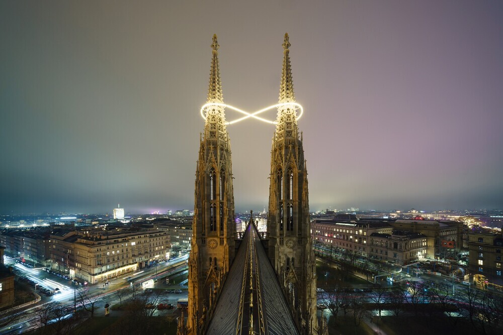 Lichtinstallation Unendlichkeit des Lichtes / Billi Thanner/vertigo
