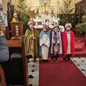 eine Gruppe trägt die Sprüche bei der Hl. Messe vor
