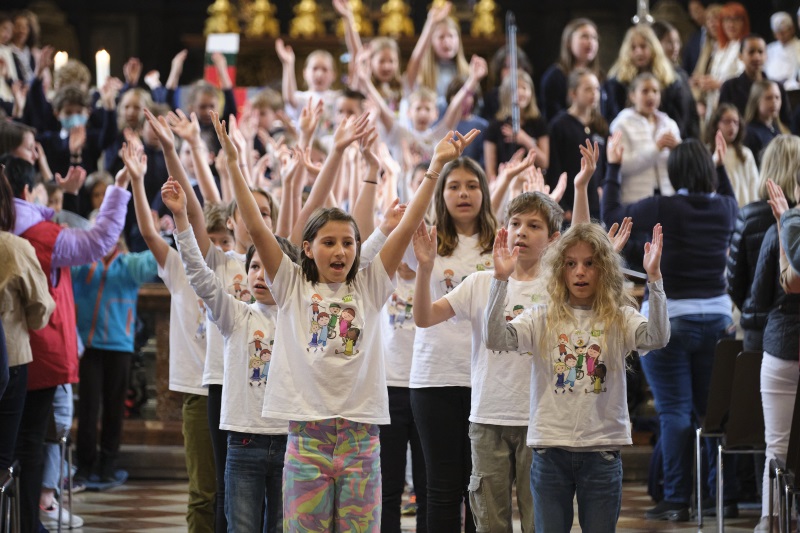 “More than 600 children follow in the footsteps of Saint Clement at festival organized by school board”